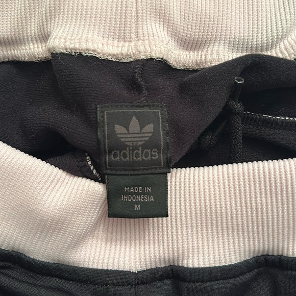 Adidas pants, medium in size Black with a soft pink color details - Picture 6 of 11